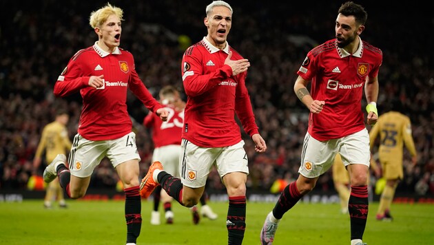 Manchester United jubelt über den Sieg gegen Barca und den Aufstieg in der Europa League. (Bild: AP)