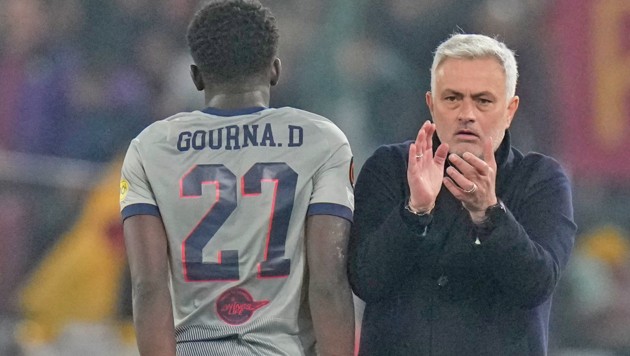 Jose Mourinho (re.) applaudiert seiner Mannschaft zum Aufstieg, Salzburgs Lucas Gourna-Douath will‘s scheinbar nicht mitansehen. (Bild: AP)