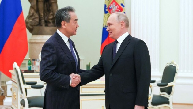 Wladimir Putin traf vor Kurzem in Moskau Wang Yi, den Direktor des Büros der Zentralen Kommission für auswärtige Angelegenheiten, der das chinesische Außenministerium untersteht. (Bild: APA/AFP/SPUTNIK/Anton Novoderezhkin)