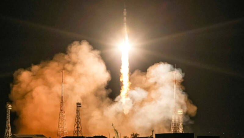 Der Start der unbemannten Sojus-Kapsel vom Weltraumbahnhof Baikonur (Bild: AP)