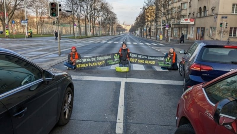 Nachdem der Verkehr bereits an drei Standorten lahmgelegt wurde, startete die Letzte Generation auch noch eine Störaktion am Margaretengürtel. (Bild: Letzte Generation AT)