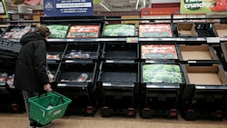 Britische Konsumenten müssen sich auf leere Regale in der Obst- und Gemüseabteilung einstellen. (Bild: AP)