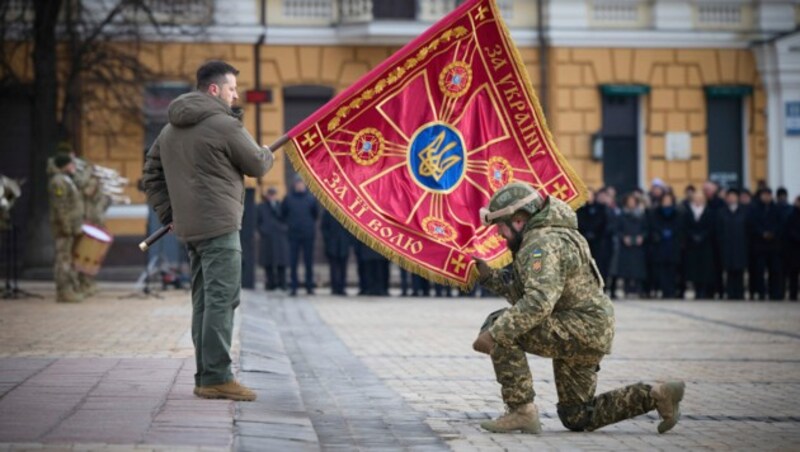 Präsident Selenskyj bei einer Gedenkfeier für getötete ukrainische Soldaten in Kiew (Bild: Associated Press)