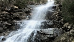 Der Haselbach stürzt im Schleierwasserfall fast 100 Meter in die Tiefe. (Bild: Peter Freiberger)