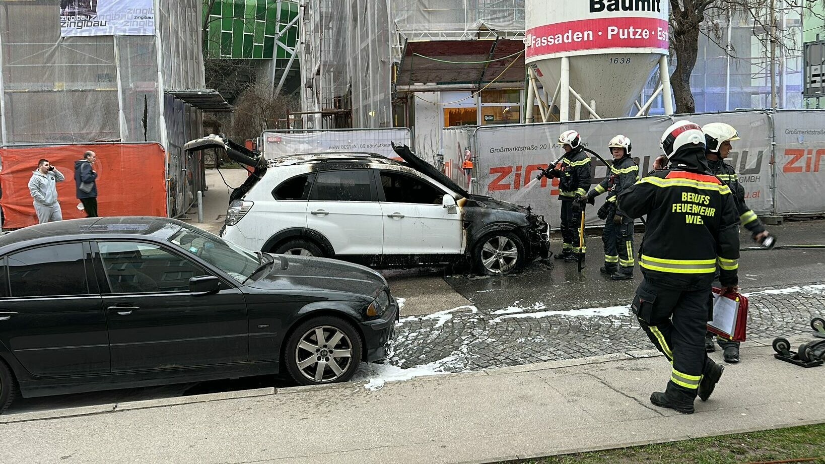 Rauchsäule über Bezirk - Auto Auf Wiener Straße Plötzlich In Flammen ...