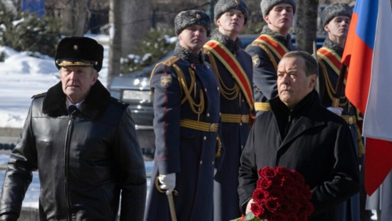 Medwedew legte am Donnerstag zum „Tag der Verteidiger des Vaterlandes“ Blumen am Grabmal des Unbekannten Soldaten in Moskau nieder. (Bild: AP/Sputnik)