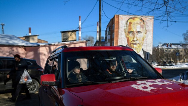 Auf einem Wohnhaus in der Stadt Kaschira südlich von Moskau ist ein Wandgemälde des Präsidenten Wladimir Putin zu sehen. (Bild: AFP or licensors)