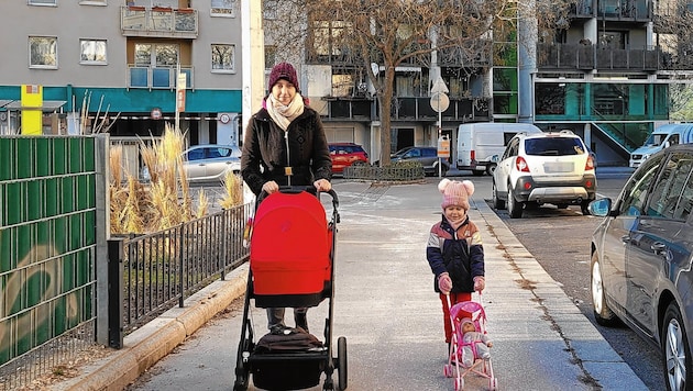 Iva Nankova muss ihre Tochter noch vor dem Mittagessen vom Kindergarten abholen. Katerina würde gern länger bleiben. (Bild: privat, Krone KREATIV)