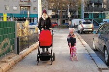 Iva Nankova muss ihre Tochter noch vor dem Mittagessen vom Kindergarten abholen. Katerina würde gern länger bleiben. (Bild: privat, Krone KREATIV)