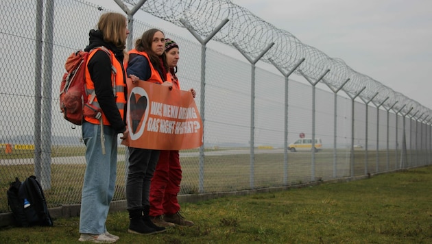 Die Gruppe Letzte Generation am Flughafen München (Bild: Letzte Generation Deutschland)