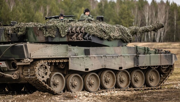 Ukrainische Soldaten trainierten in Polen bereits mit Leopard-2-Panzern. (Bild: APA/AFP/Wojtek RADWANSKI)