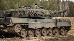 Ukrainische Soldaten trainierten in Polen bereits mit Leopard-2-Panzern. (Bild: APA/AFP/Wojtek RADWANSKI)