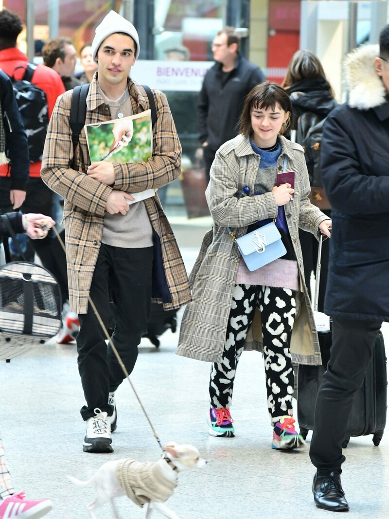 Maisie Williams und Reuben Selby mit ihrem Hündchen in Paris. (Bild: www.PPS.at)