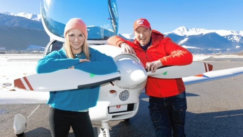 Ab nach oben mit der einmotorigen Propellermaschine: Alex Pointner zeigt Marie Leopoldsberger seine Leidenschaft im Flugsportzentrum Tirol. (Bild: Christian Forcher)