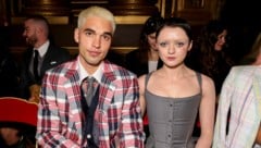 Reuben Selby und Maisie Williams, hier im Oktober 2022 bei der Paris Fashion Week, haben sich getrennt. (Bild: Vianney Le Caer / AP / picturedesk.com)