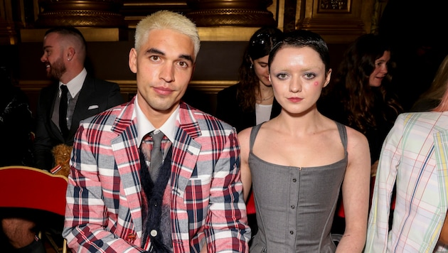 Reuben Selby und Maisie Williams, hier im Oktober 2022 bei der Paris Fashion Week, haben sich getrennt. (Bild: Vianney Le Caer / AP / picturedesk.com)