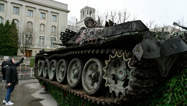 Das Panzerwrack vor der russischen Botschaft in Berlin (Bild: AFP)