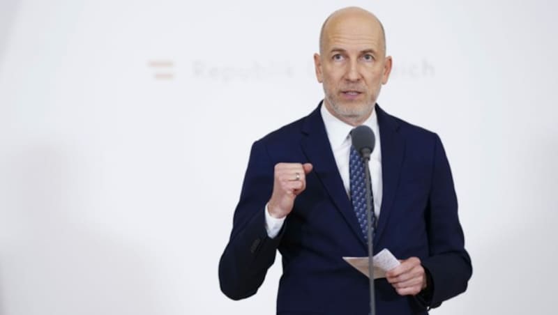 Laut dem Arbeits- und Wirtschaftsminister Martin Kocher haben die Energiezuschüsse den Staat weniger gekostet, da die Energiepreise wieder gesunken sind. (Bild: APA/Eva Manhart)