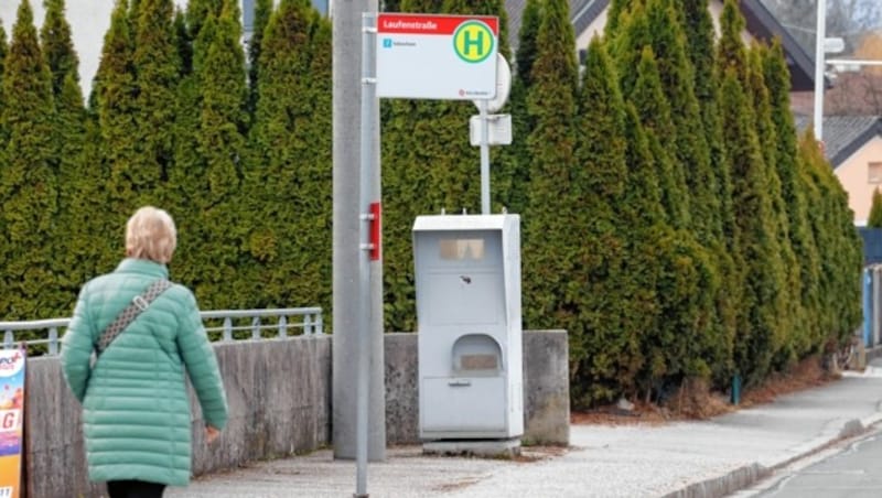 Stummer Zeuge: Das Radargerät in der Schmiedingerstraße im Stadtteil Liefering blitzte das Auto von Mohanad A. nach der mutmaßlichen Tat. Im Auto waren zwei Personen zu sehen. Ob es sich um die festgenommenen Ungarn gehandelt hat, ist unklar. (Bild: Markus Tschepp)