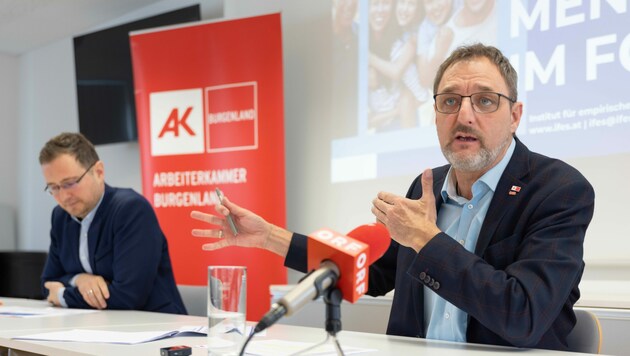 AK-Präsident Gerhard Michalitsch mit IFES-Geschäftsführer Reinhard Raml. (Bild: AK Burgenland)