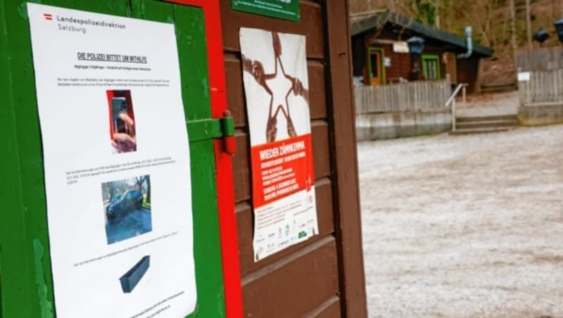 Ein Fahndungsplakat am Campingplatz in Salzburg-Aigen. Dort will ein Zeuge die beiden Tatverdächtigen gesehen haben. (Bild: Markus Tschepp)