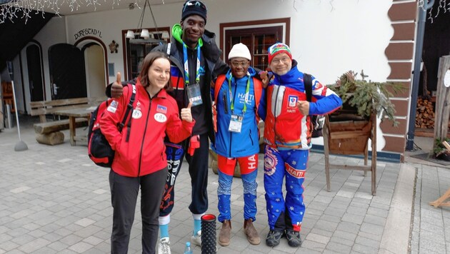 Das Team von Haiti mit Physiotherapeutin Zoe, den Athleten Stevenson Savart und Thea Mollet sowie Trainer Thierry Montillet (Bild: Gernot Kurz)