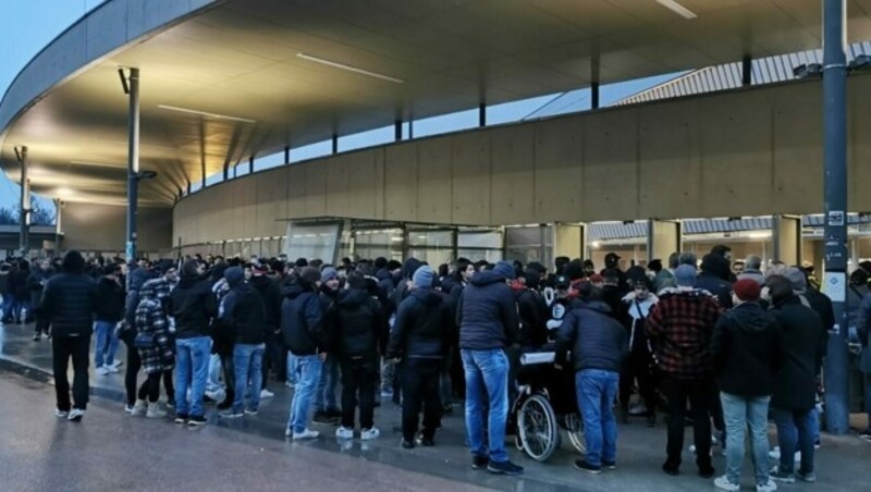 Der Ansturm aufs Fan-Dorf. (Bild: Michael Schütz)