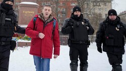 Polizisten in St. Petersburg halten einen Mann fest, der zuvor Blumen am Denkmal des ukrainischen Schriftstellers Taras Schewtschenko niedergelegt hat. (Bild: The Associated Press)