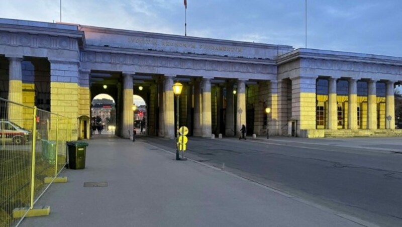 Das Äußere Burgtor erstrahlte in den Farben der Ukraine. Sieben Kundgebungen fanden am Freitag gegen Russlands Krieg in der Ukraine statt. (Bild: Lukas Zimmer)