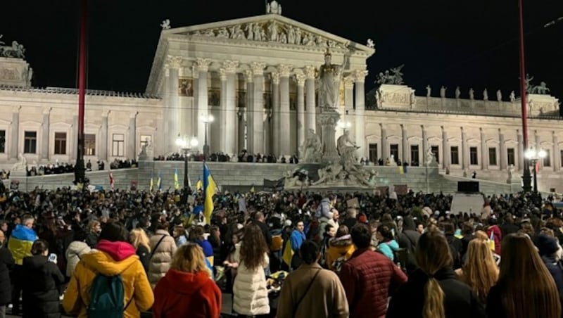 Vor dem Parlament fand eine Anti-Kriegs-Demo statt. Es nahmen zahlreiche Menschen teil, es herrschte friedliche Stimmung. (Bild: Lukas Zimmer)