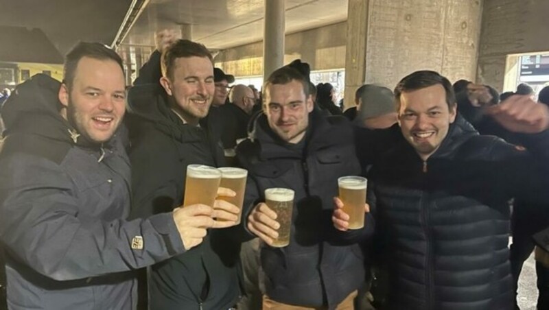 LASK-Fans ließen sich vom Regen die gute Stimmung nicht verderben. (Bild: zVg)