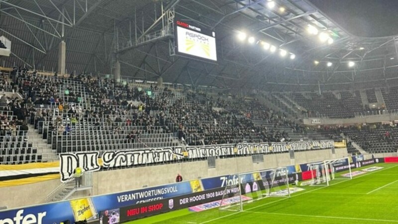 Kurz nach 18.30 Uhr füllten sich die Tribünen. (Bild: Harald Dostal)