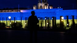 Das äußere Burgtor am Heldenplatz in Wien erstrahlt anlässlich des ersten Jahrestages des russischen Angriffskriegs in der Ukraine in den ukrainischen Nationalfarben blau und gelb. (Bild: APA/BMEIA/MICHAEL GRUBER)