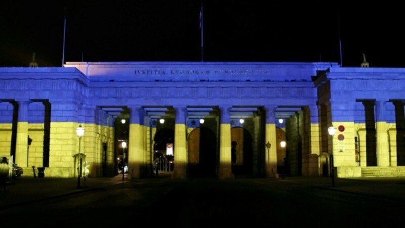 ABD0110_20230224 - WIEN - STERREICH: Das u§ere Burgtor am Heldenplatz in Wien wird am Freitag, 24. Februar 203, in den ukrainischen Nationalfarben Blau-Gelb angestrahlt. - FOTO: APA/TOBIAS STEINMAURER (Bild: APA/TOBIAS STEINMAURER)