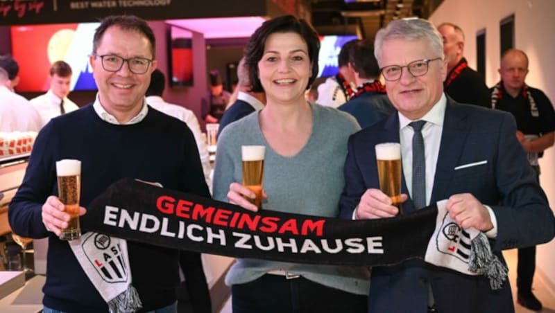 Wolfgang Mayer (backaldrin), Bürgermeister Klaus Luger (r.) und Michaela Mader ließen sich Spiel eins nicht entgehen. (Bild: Markus Wenzel)