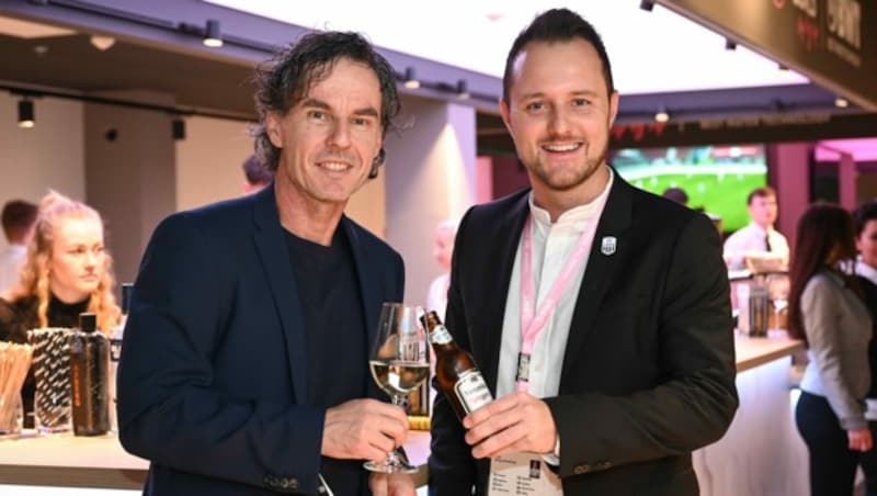 Georg Hochedlinger (LASK) mit ÖFB-Sportwissenschaftler Gerhard Zallinger. (Bild: Markus Wenzel)