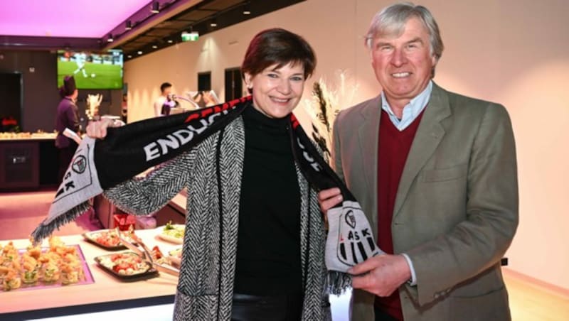 LASK-Ehrenpräsident Georg Starhemberg mit Michaela Keplinger-Mitterlehner (RLB). (Bild: Markus Wenzel)