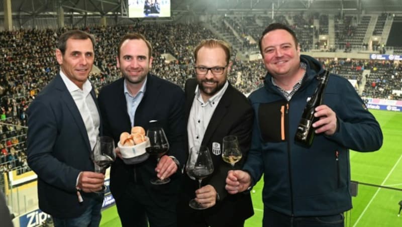 Gottfried Mühlbachler (Rechberger), Georg Resch (Resch&Frisch), Jürgen Penzenleitner (Weinturm) und 
 Winzer Josef Dockner (v. l.). (Bild: Markus Wenzel)