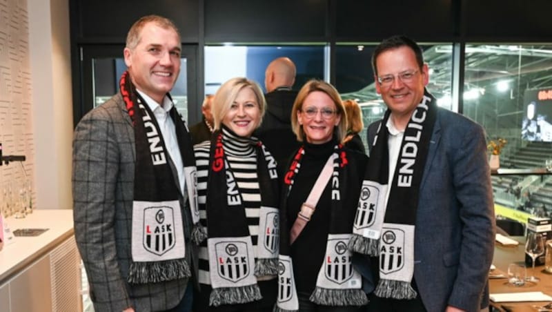 Hofer-Österreich-Chef Horst Leitner mit seiner Frau Lydia bei Hypo-OÖ-Generaldirektor Klaus Kumpfmüller (r.) und dessen Frau Susanna. (Bild: Markus Wenzel)