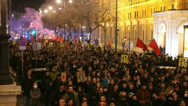 Demonstration der Offensive gegen Rechts „Faschos aus der Hofburg schmeißen!“ (Bild: APA/FLORIAN WIESER)
