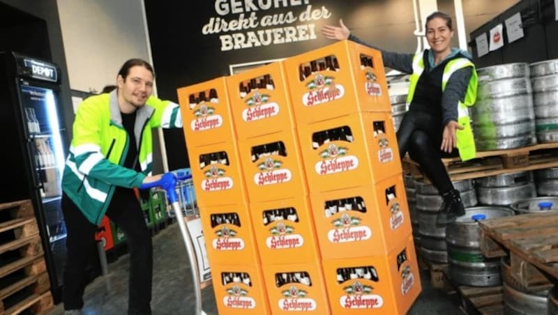 Edith und Patrick haben den Jahresvorrat Schleppe-Bier schon einmal hergerichtet. Die zwölf Kisten warten jetzt auf einen „Krone“- Gewinner! (Bild: Rojsek-Wiedergut Uta)