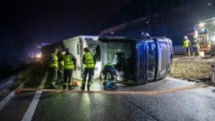 Die Autobahn musste wegen des Unfalls gesperrt werden. (Bild: Zeitungsfoto.at/Team)