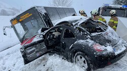 Der Pkw prallte auf der B164 in den Linienbus. (Bild: Zoom.Tirol)