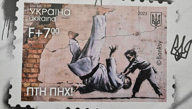 Die Ukraine hat zum ersten Jahrestag des russischen Überfalls eine Briefmarke mit einem Motiv des britischen Street-Art-Künstlers Banksy herausgegeben. (Bild: AFP/Sergei Supinsky)