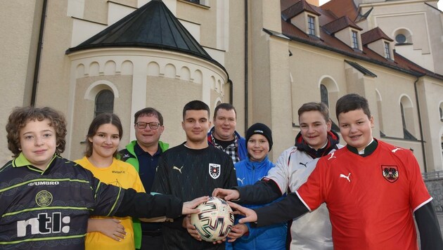Amstettner Ministranten machen sich bereit: Am 4. März wollen sie beim Fußballturnier ihrem früheren Trainer alle Ehre machen. (Bild: Wolfgang Zarl)