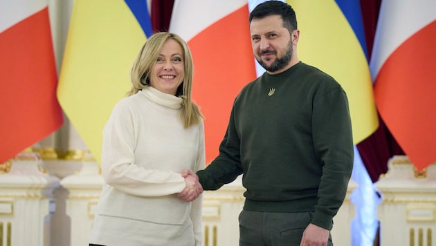 Der ukrainische Präsident Wolodymyr Selenskyj traf am Dienstag die italienische Ministerpräsidentin Giorgia Meloni in Kiew. (Bild: AFP)