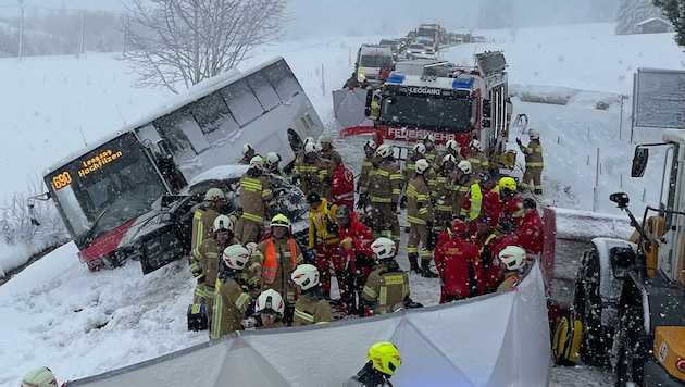 First-Responder, Notarzt, Helis, Einsatzkräfte aus Tirol und Salzburg - sie alle waren bei dem Unfall bei winterlichen Bedingungen am Samstag in Leogang gefordert. (Bild: ZOOM.TIROL)