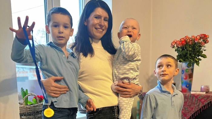 Mama Alla (37) wartet mit ihren drei Söhnen Yarema (5) Orest (11 Monate) und Saveliy (9) auf den ...