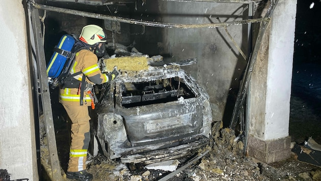 Die Feuerwehr konnte ein Ausbreiten der Flammen in letzter Minute verhindern. (Bild: zoom.tirol)