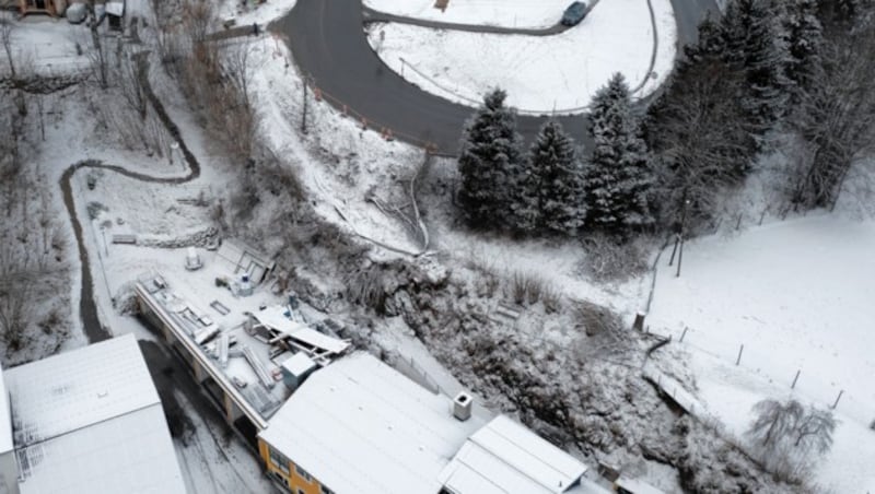 Der Unfallort von oben: In dieser Kurve stürzte der Bus über die Böschung und überschlug sich. (Bild: Herbert Raffalt)